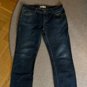 Levi's 572 Bootcut Jeans - Snygga Levi's 572 bootcut jeans i en klassisk mörkblå denim. De har en traditionell femficksdesign med en lite annorlunda design. Priset kan diskuteras vid snabb affär. 
