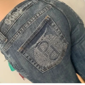 Low waist bebe jeans - Jätte fina raka jeans som är stl 28 från märket bebe. Köpta här på plick och bilderna är från personen jag köpt de av. Priset går att diskuteras. Om du vill ha mer bilder är det bara att fråga❤️