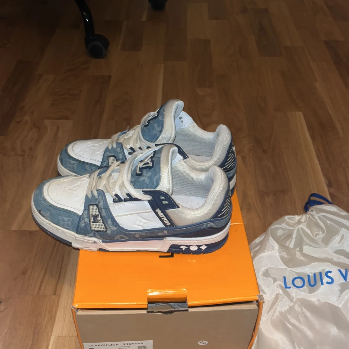 Blå och vita sneakers från Louis Vuitton - 3