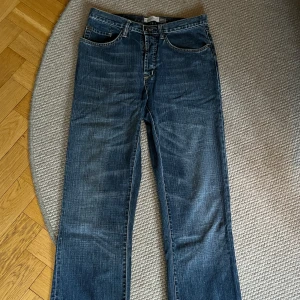 Blå bootcut jeans från Red Herring - Säljer ett par klassiska blå bootcut jeans från Red Herring. De har en snygg tvätt och traditionell femficksdesign med knapp och dragkedja i gylfen. Aldrig använda! Priset kan diskuteras vid snabb affär. 