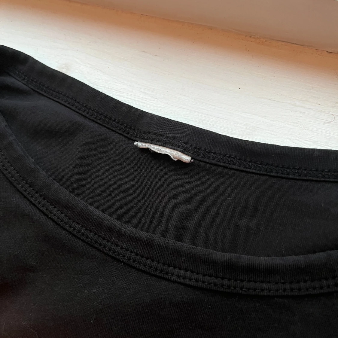 Svart croppad t-shirt - 1
