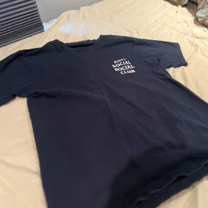 Anti Social Social Club T-Shirt - Säljer nu denna assc tröjan för vill ha pengar den e bra skick och inte solblekt!