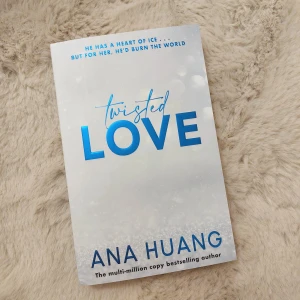 Twisted Love - Säljer "Twisted Love" pga jag fick en annan kopia som present 💙 På engelska! Första boken ii Twisted serien. Se bilderna för skick – tryck på Köp nu eller skicka prisförslag 💙