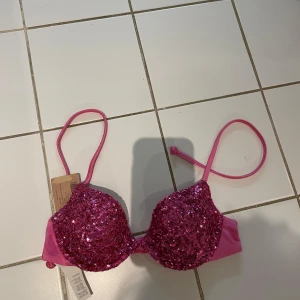 Rosa glittrig bikiniöverdel - Svin snygg rosa glittrig bikiniöverdel från calzedonia! Storlek S och är aldrig använd, lappen är kvar. Köpte den för 500kr och säljer för att den är för liten för mig🩷