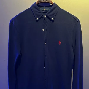 Ralph Lauren skjorta herr - Snygg mörkblå skjorta från Ralph Lauren. Väldigt fint skick! Storlek S. Svarar gärna på frågor! 😁Mvh