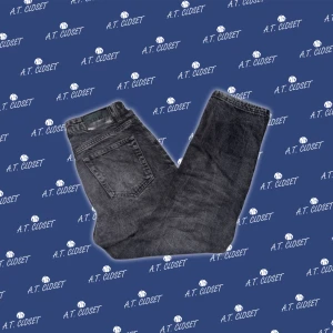 Svarta jeans | Grunt - Snygga svarta jeansbyxor från Grunt i modellen Street Loose Night. De har en bra passform och är perfekta för en avslappnad stil. Byxorna har klassisk femficksdesign och är tillverkade i ett slitstarkt material.