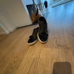 Lanvin  - Lanvin vit sula brun mocha och svart fram