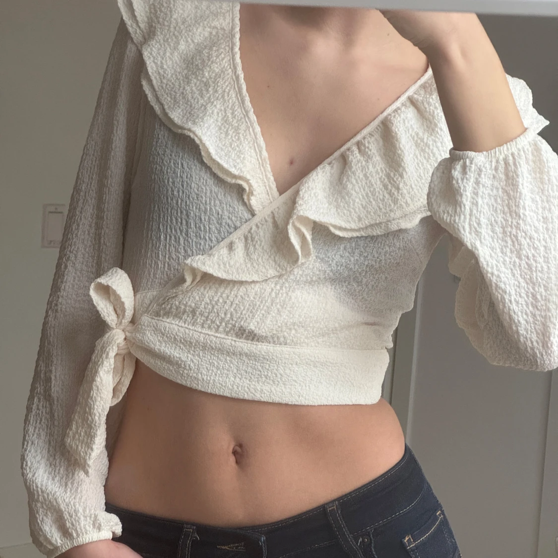 Vit omlottopp med volangdetaljer - 4