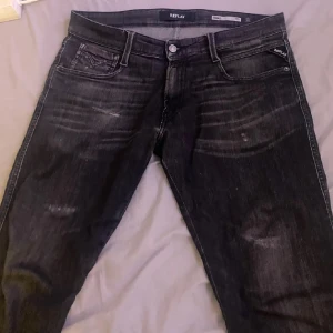 Svarta replay jeans  - Svarta replay Jens med modellen anbass i storlek 31/34. Skicket 9/10
