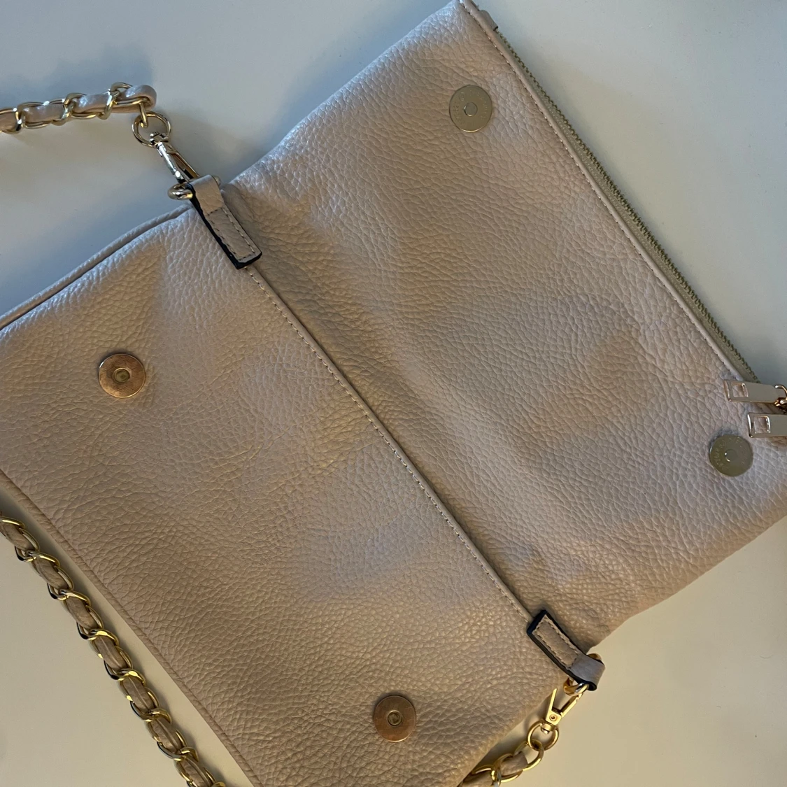 Beige axelväska med kedja - 1