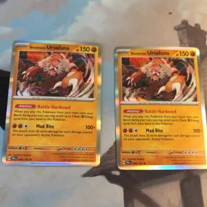 Bloodmoon Ursaluna Pokémonkort - Två holo Bloodmoon Ursaluna-kort (054/131