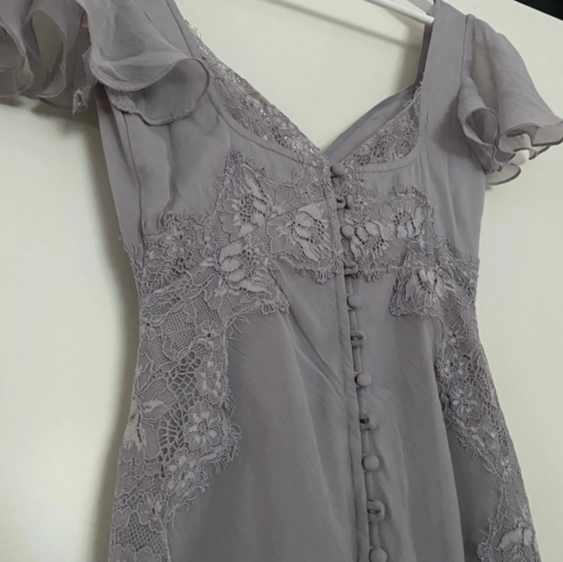 Ljuslila klänning med spetsdetaljer - 2