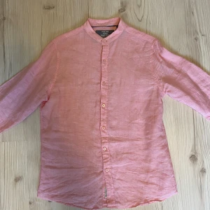 Linneskjorta/Festskjorta - Linneskjorta i storlek S/M. Perfekt till vardags eller fest! Fint skick! Nypris ca 700kr. Köparen står för frakten📦