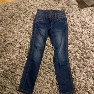 Blå jeans från John Baner - Snygga blå jeans från John Baner med klassisk femficksdesign och kontrastsömmar. Perfekta för en avslappnad stil. 