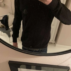 Moncler Tröja - Säljer en stilren svart tröja från Moncler. Skick 10/10, använd ett par gånger men inga defekter. Modellen är 182 cm, dm för köp