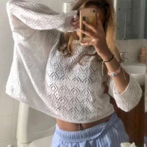 Vit stickad tröja - Säljer en vit stickad tröja med ett snyggt hålmönster. Den är  bekväm och idealisk för lager-på-lager 💞💞 Har en minimalist liten gul fläck från solkräm, längst ner på sista bilden. Syns dock absolut inte ifall man inte kollar jättenoga💞