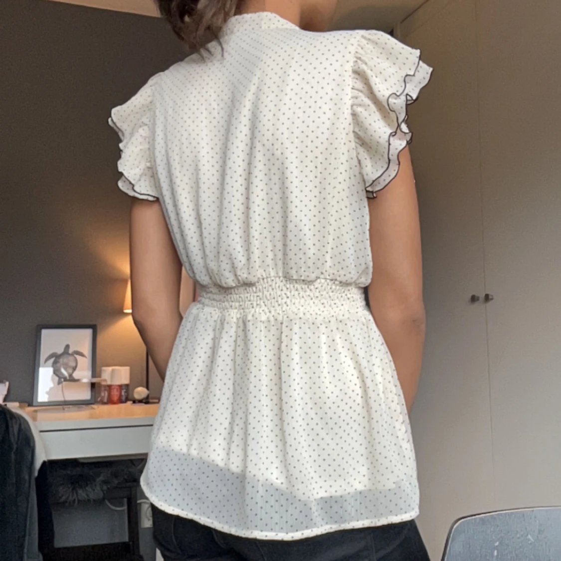 Vit prickig blus med volanger - 4