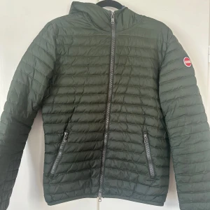 Colmar jacka - Säljer en snygg grön quiltad jacka från Colmar. Jackan har en dragkedja framtill och två praktiska fickor med dragkedjor. Kolla storlek på sista bilden. 