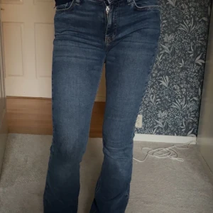 Blå jeans från gina - Snygga blå jeans  från Gina tricot. De har en klassisk femficksdesign och en dragkedja med knapp framtill. Perfekta för en stilren look. Jag säljer dessa för de tyvärr är för små! Men dom har knappt används 