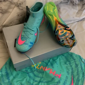 Helt nya/oanvända Nike air Zoom mercurial superfly 10 Elite turkos  - helt nya, storlek 36. säljer pågrund av att dem är för små, jätte bra grepp och snygg sula. ny pris 3899 säljer för 1900. hör av dig vid intresse. 