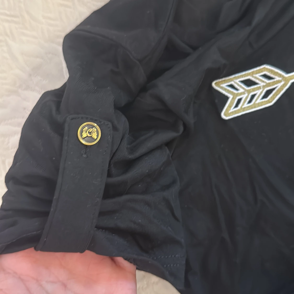 Svart t-shirt med tryck från Camaleónica - 2