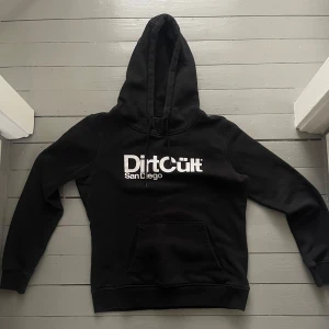 Dirt Cult hoodie - Säljer en svart hoodie från Dirt Cult i stl L, men jag skulle säga att den är ganska liten i storlek. Den är använd kanske 2-3 gånger så den är så gott som ny 😊