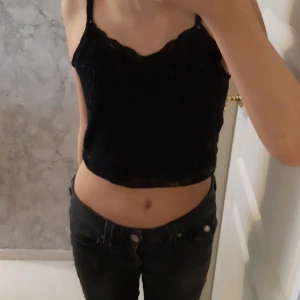 Svart croppad linnetopp med spets - Säljer en svart croppad linnetopp med smala axelband💞💞