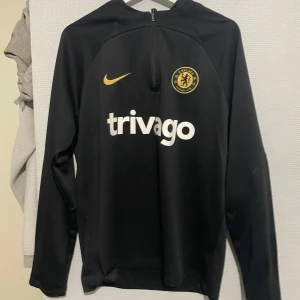  Chelsea tränings kit  - Jag säljer ett svart Chelsea tränings kit De har en gul Nike-swoosh  och är tillverkade i ett lätt och bekvämt material. Size M pris kan alltid diskuteras. Skriv om du har frågor. Nypris runt 1900kr