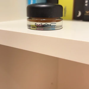 MAC Pro Longwear Paint Pot i nyansen It's Fabstract - Säljer en MAC Pro Longwear Paint Pot i nyansen It's Fabstract. Prövad 1 gång. 