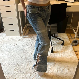 Blå jeans med snörning - Snygga blå jeans med unik snörning längs benen. Onesize. Från Brandy Melville.
