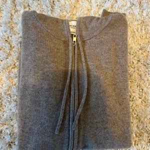 KASHMIR ZIP HOODIE, JOHN HENRIC - John Henric Kashmir Hoodie - Storlek S - Skick: 10/10, inga defekter - Inget OG medkommer - Nypris: 2500kr - Vårt pris: 1100kr - DM för frågor och prisförslag