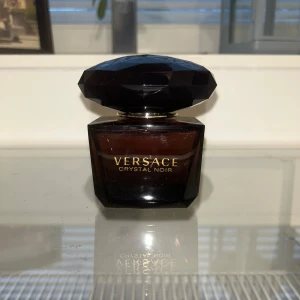 Versace Crystal Noir Eau de Parfum 90ml Tester - Säljer en Versace Crystal Noir Eau de Parfum. Flaskan rymmer 90 ml och är en tester flaska. I princip full, endast testad. Perfekt för den som älskar exklusiva och mystiska dofter. 