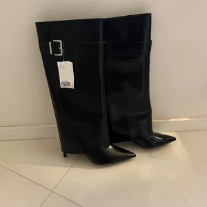 Knähöga boots med skaft och klack - Populära knähöga boots med klack från H&M! Splitternya och oanvända med prislapp kvar. Dessa såldes slut fort. Strl 38 kan passa en 37. Priset går ej att diskuteras❤️