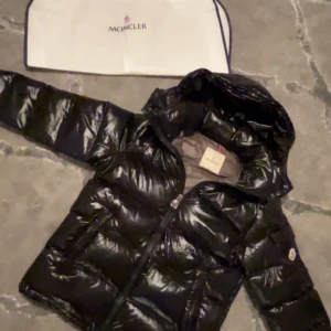 Moncler Maya - Säljer en snygg svart jacka från Moncler med glansig finish. Den här helt ny men kvittot saknas tyvärr, priset kan diskuteras!