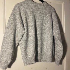 Grå stickad tröja - Mysig grå stickad tröja, använd Max 4 gånger så är som ny