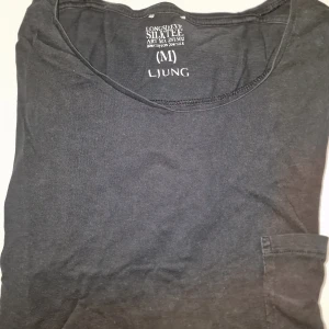 Svart långärmad tröja från Ljung - Säljer en stilren svart långärmad tröja från Ljung i storlek M. Perfekt för en avslappnad look. Garderobsrensning så kika gärna på övriga auktioner.