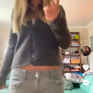 Grå kofta från Gina tricot - Jättesnygg och eftertraktad kofta från Gina! Helt slutsåld i alla storlekar, jättefin men kommer inte till användning! Pris kan diskuteras 💕 kom med frågor!