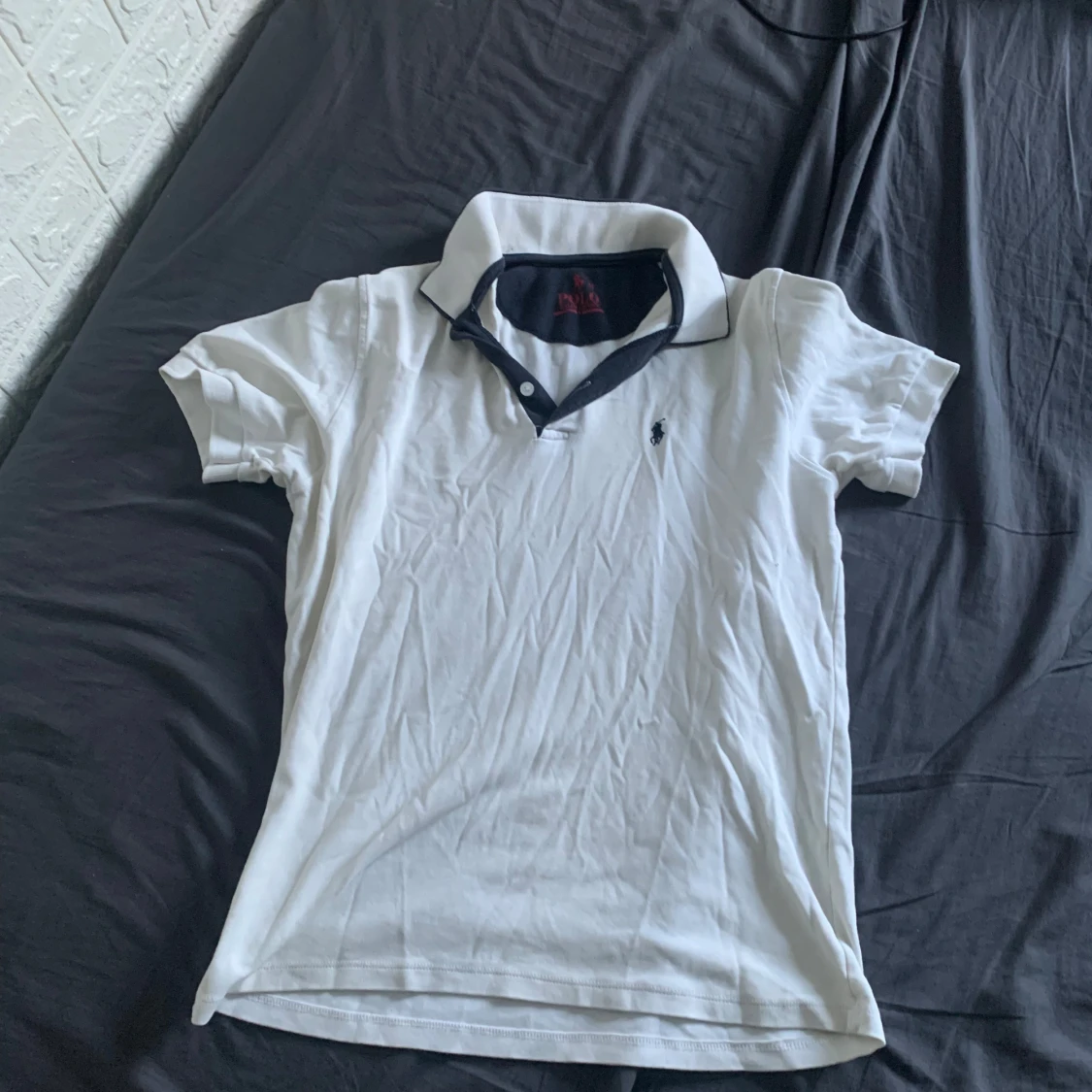 Vit pikétröja med broderad logga - 1