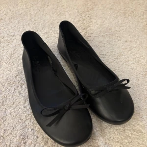 Svarta ballerinaskor  - så fina ballerinaskor från new yorker, köpta utomlands. använda ungefär 2 gånger!