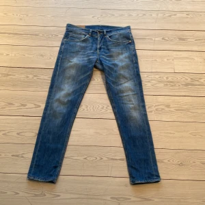 Dondup blåa lätt slitning  - Dondup GEORGE. Storlek 31. Säljer mina dondups för att dom passar inte längre. Perfekta byxor till alla årstider. Hör av er om ni har några frågor