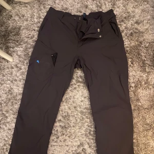 Klättermusen byxor - Alfhild Klättermusen byxor  -Strl L  -Färg raven (grå) -Skicket är så gott som nya, knappt använda -Nypris 2000kr