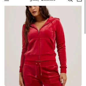 Röd velour hoodie från Juicy Couture - Säljer en klassisk röd velour hoodie från Juicy Couture med dragkedja framtill. Köpt den för 1300kr från ragdoll, storlek xxs. Fråga mig om ni har några frågor💗💗