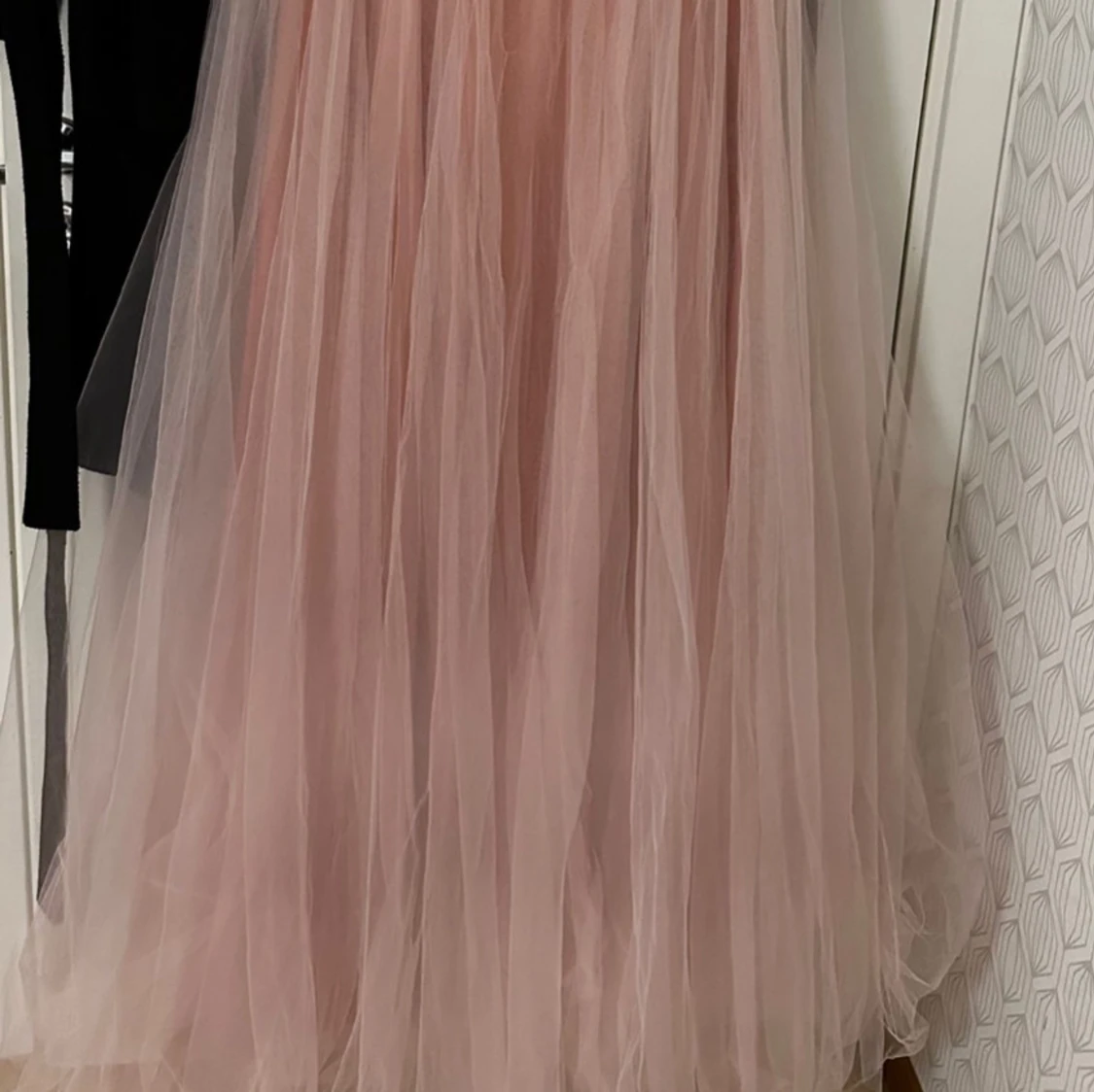 Rosa långklänning med broderad överdel - 1