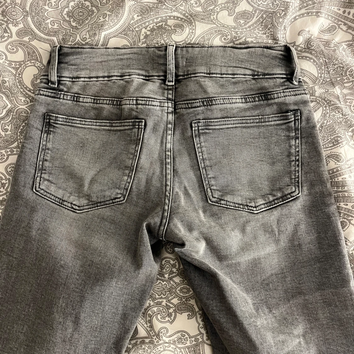 Lågmidjade gråa jeans från Gina Tricot - 3