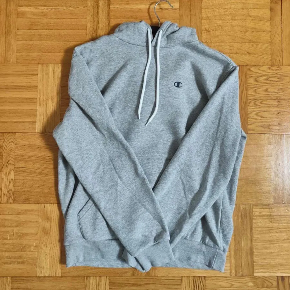 Säljer en grå hoodie från Champion i storlek M, Skönt material perfekt för vardagen, Bra skick inga skador/slitage, PRIS KAN DISKUTERAS . Neuletakit & Villapaidat.