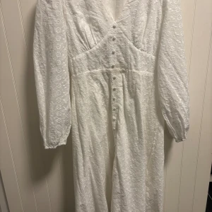 Vit långklänning från Bubbleroom - Vit långklänning med V-ringning från bubbleroom, använd endast 1 gång. Strl 38 🤍