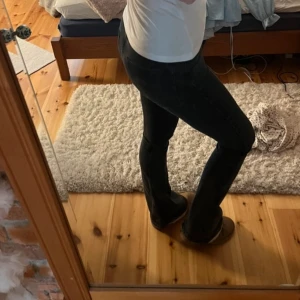 Svarta bootcut jeans - Snygga svarta bootcut jeans med en klassisk passform. Perfekta för en stilren look. De har en midwaist design!