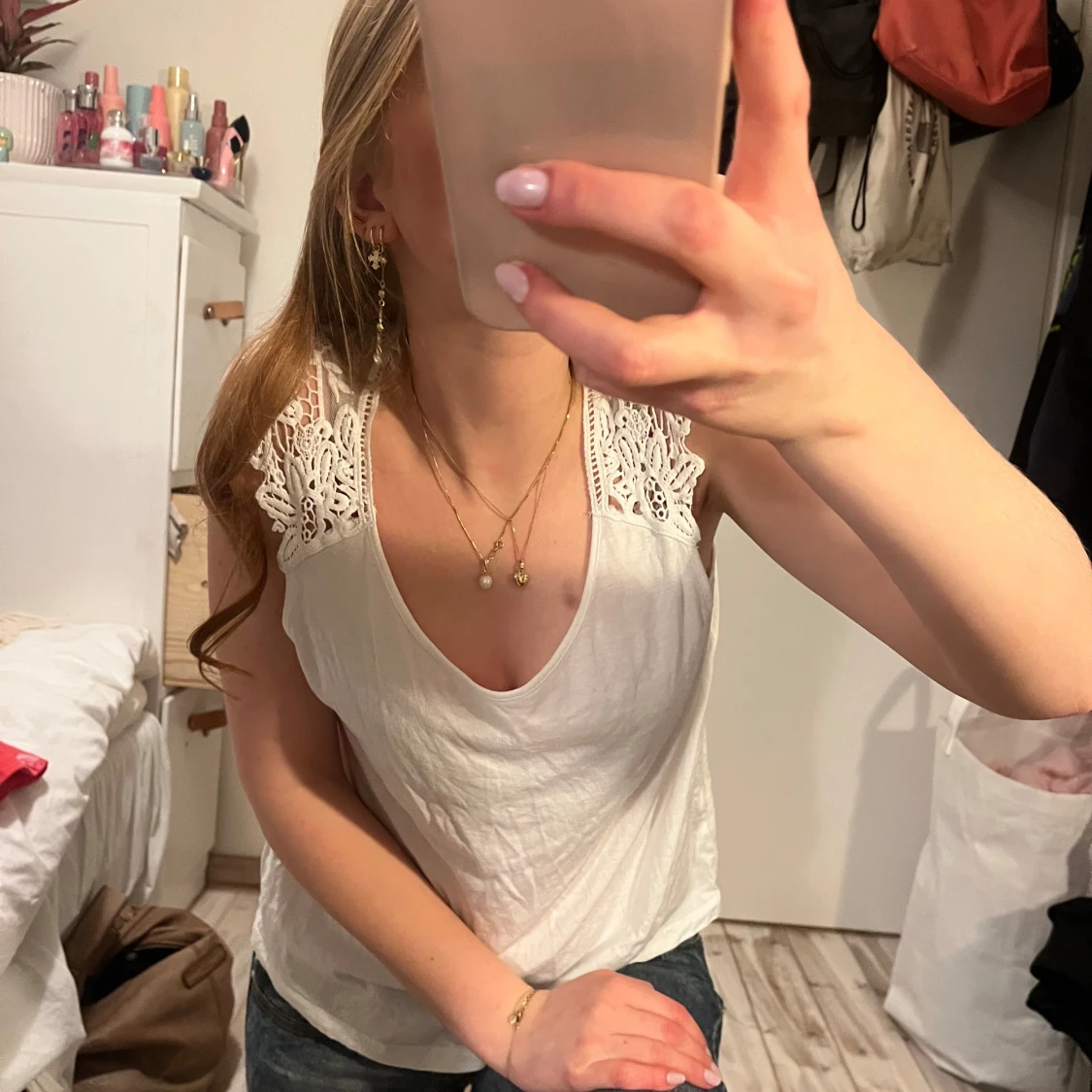 Vit ärmlös topp med spetsdetaljer - 1