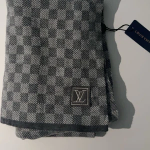 Grå Louis Vuitton scarf (2020 modell) - Aldrig använd, prislapp kvar. Nypris 4500