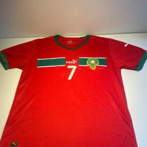 Marocko fotbolls tröja - En riktig fett Marocko tröja med Ziyech på ryggen. Är storlek M men passar ganska litet, nästan som S. Skriv om ni undrar något 👍